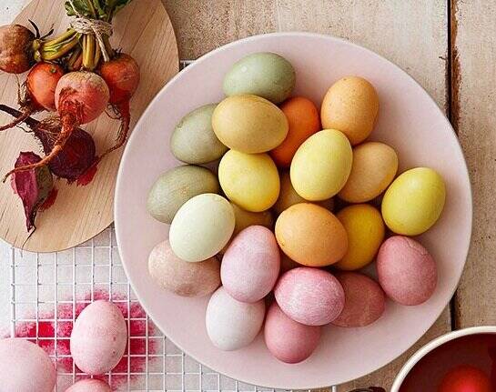 رنگ آمیزی تخم مرغ سفره هفت سین