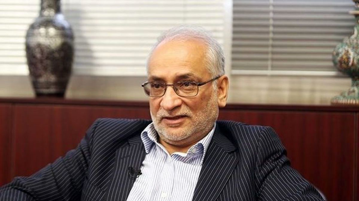 سید حسین مرعشی در دفتر کارش