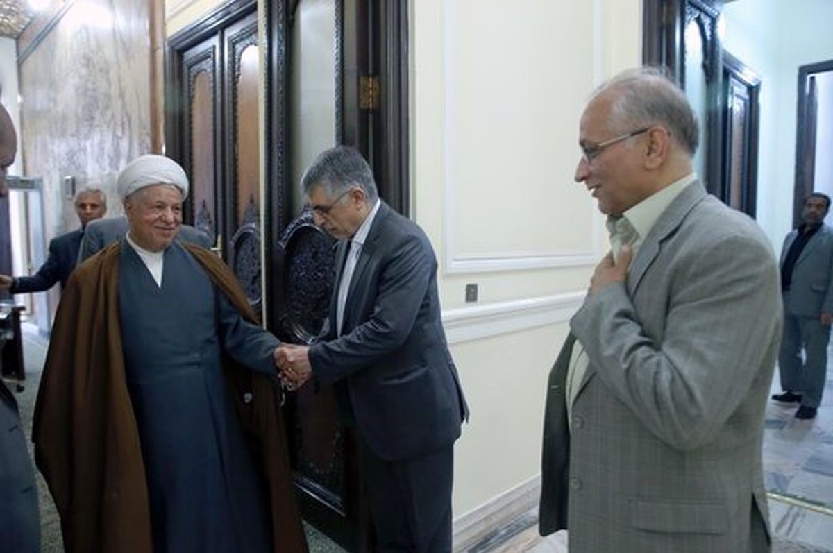 سید حسین مرعشی در کنار آیت الله هاشمی رفسنجانی و غلامحسین کرباسچی