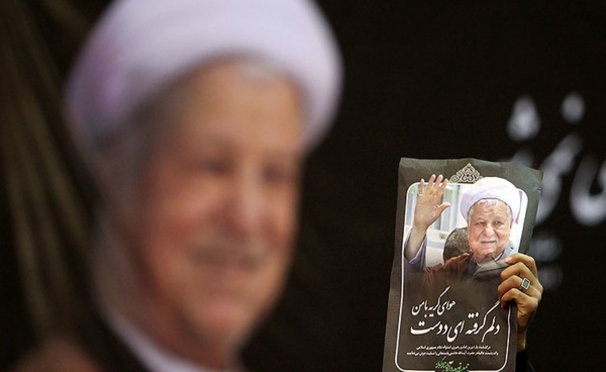 نشان دادن یک نوشته در مراسم ختم آیت الله هاشمی رفسنجانی