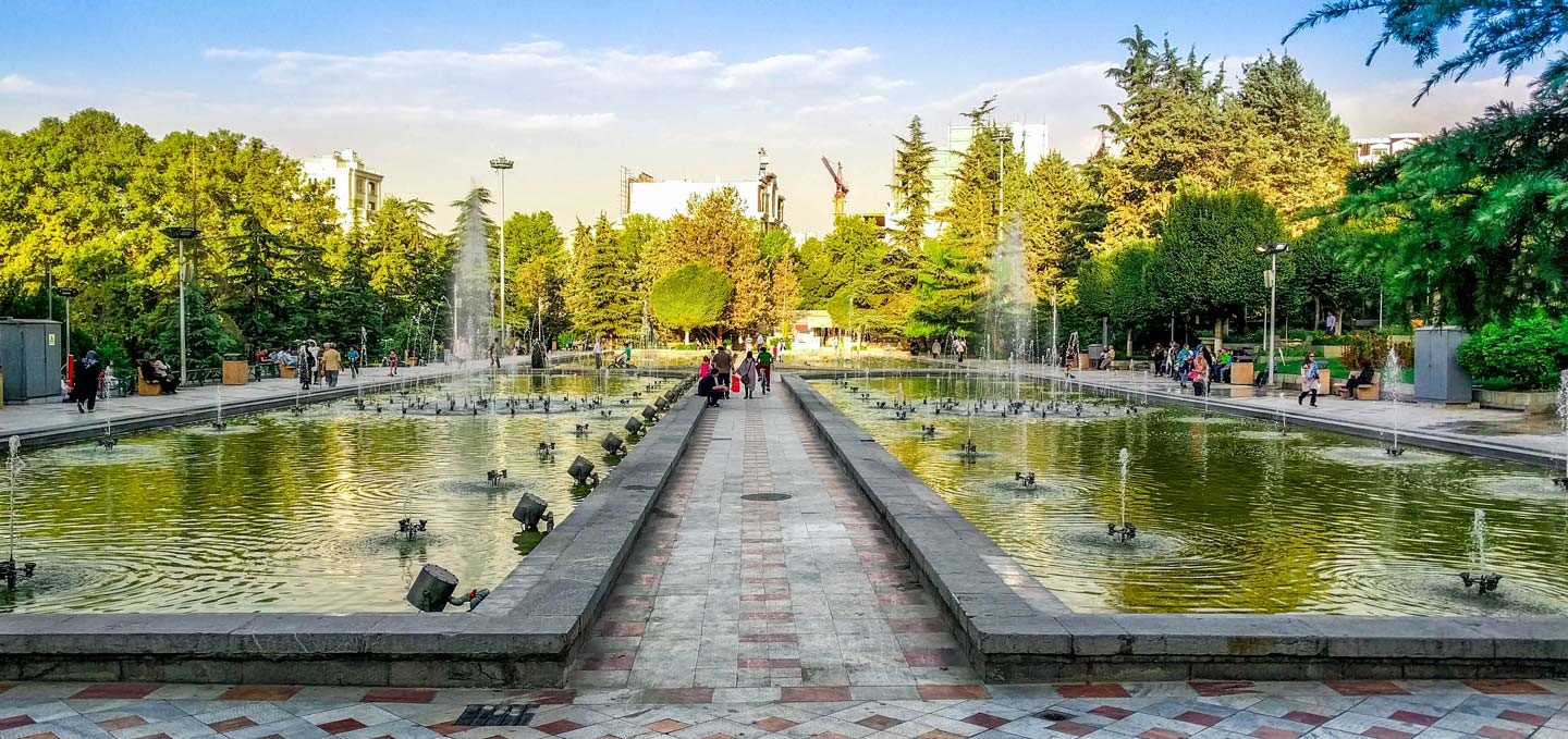 نمایی از آبنماهای پارک نیاوران