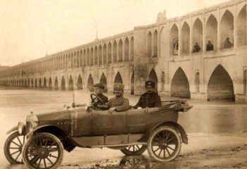 خودرو کالسکه ای در کنار سی و سه پل در اصفهان