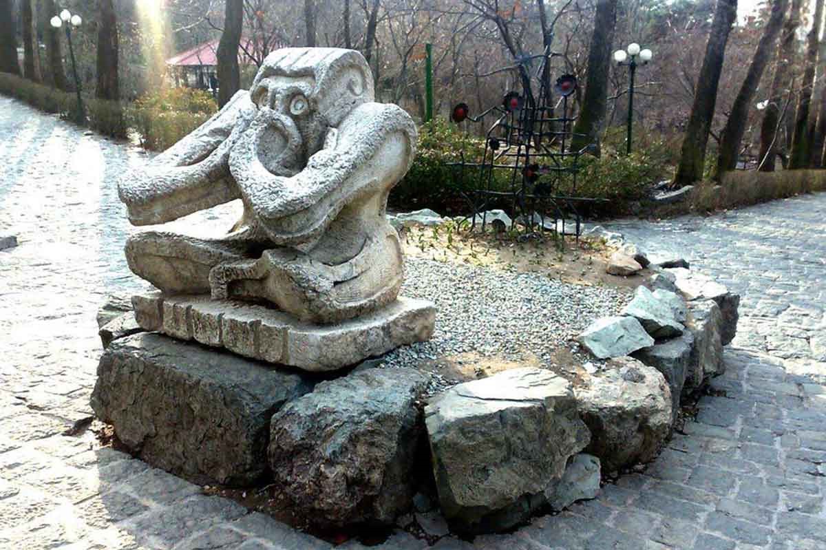مجسمه ای در پارک جمشیدیه تهران