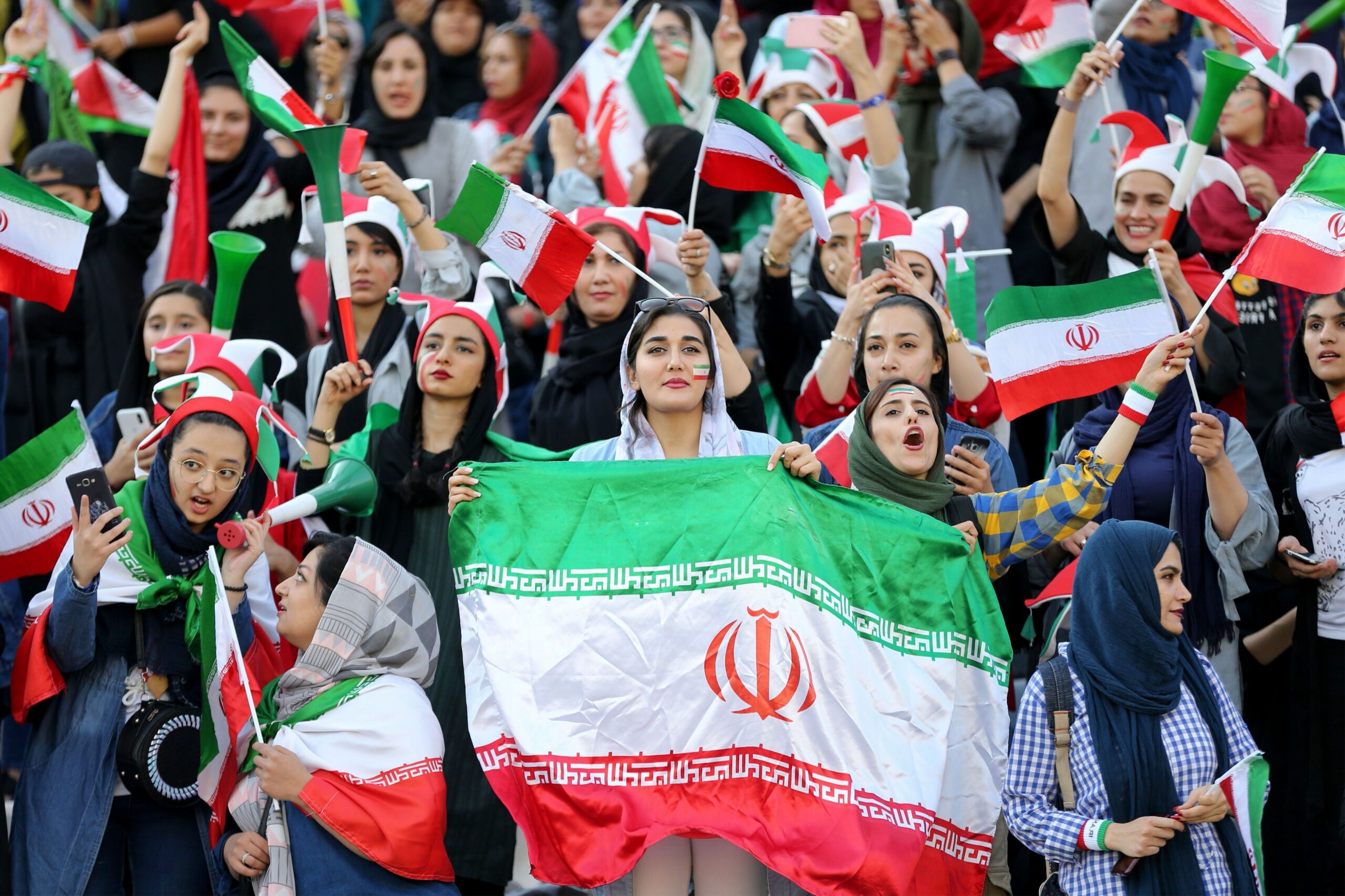 حضور تماشاگران دختر در ورزشگاه آزادی