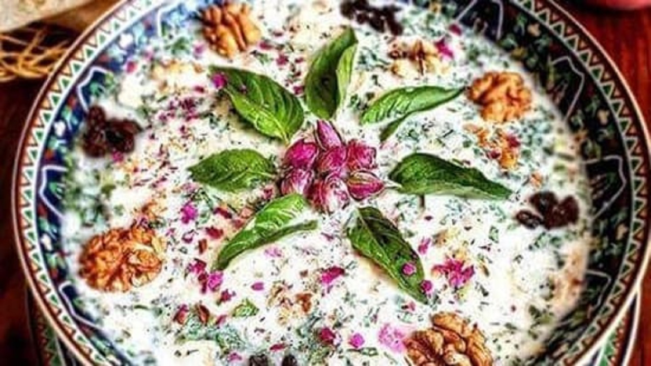 سبکی از تزئین آب دوغ خیار با برگ نعنا
