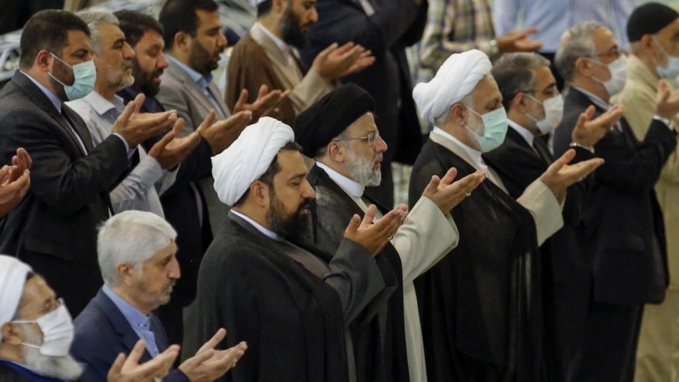 عکس رئیسی در نماز جمعه تهران