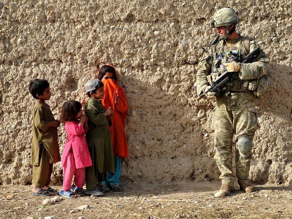 عکس نگاه یک سرباز پدوفیلی به کودکان بی گناه افغان