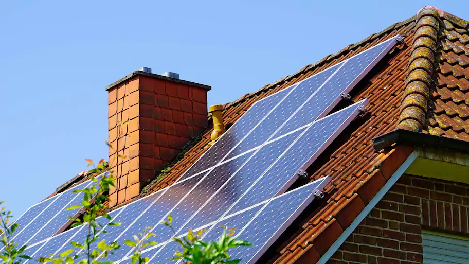 عکس پنل خورشیدی بر روی یک سقف یک خانه