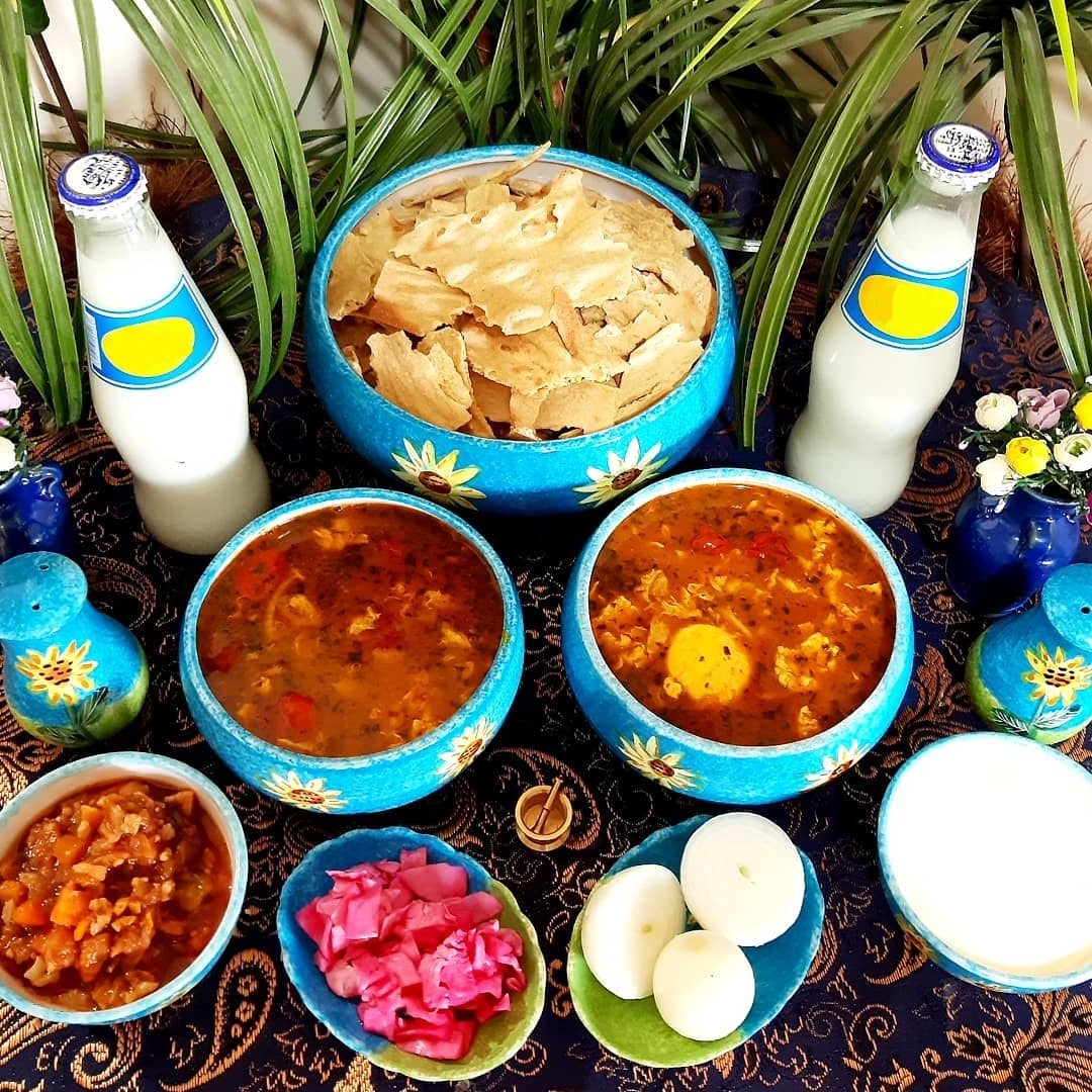 عکس اشکنه مشهدی همراه با دوغ و نان