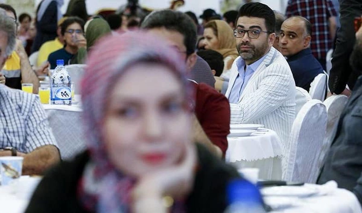عکس فرزاد حسنی پشت سر مرحوم آزاده نامداری