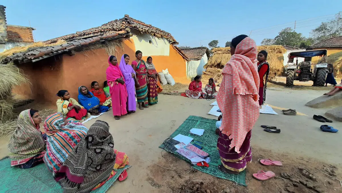 عکس فردی در حال آموزش بهداشت قاعدگی به روستاییان