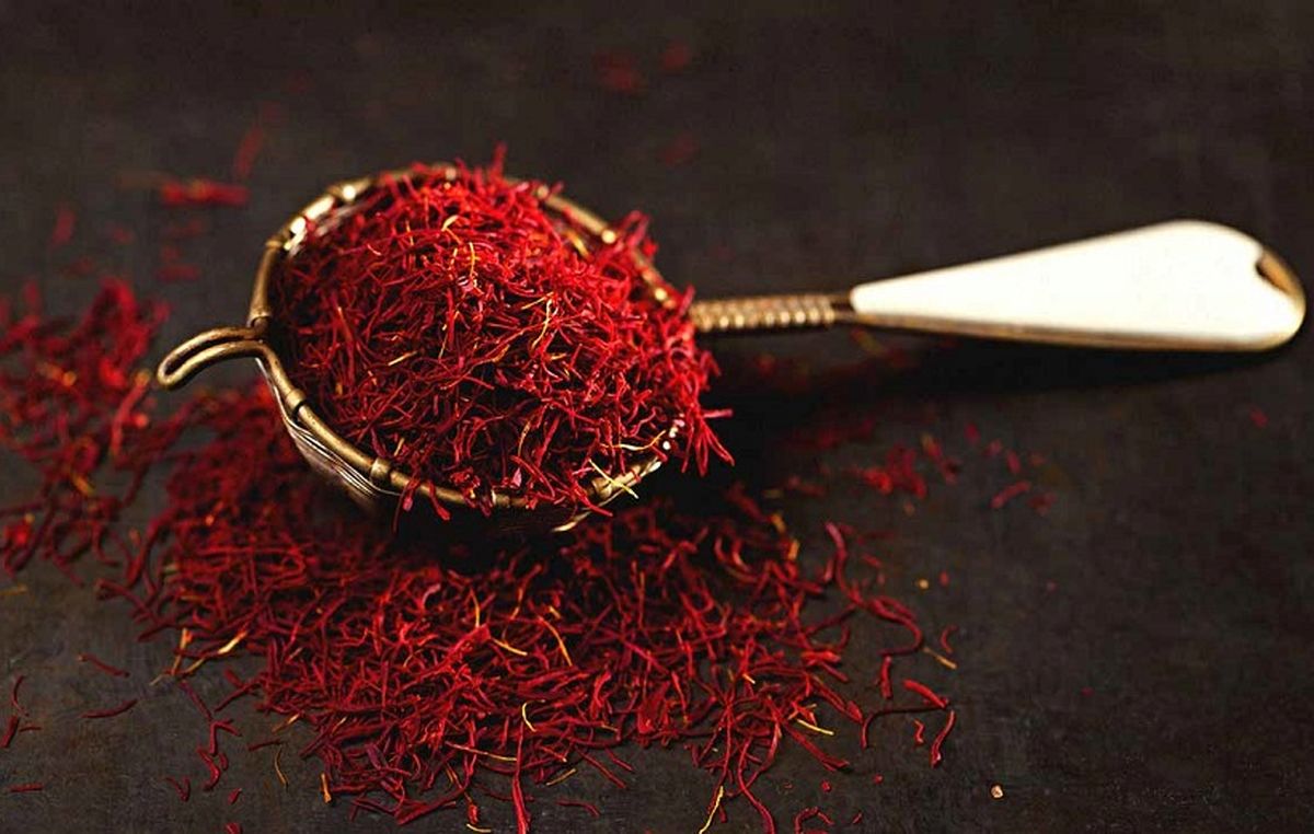 دم کردن زعفران برای برنج