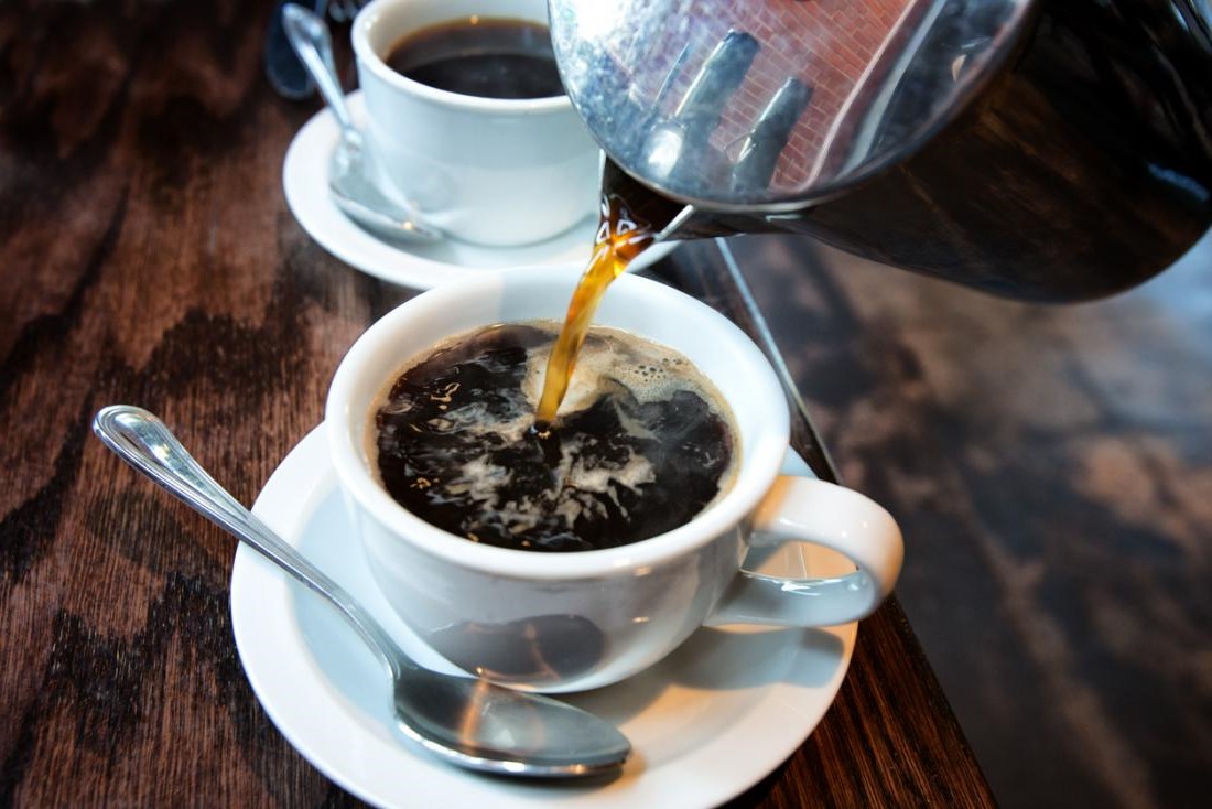 عکس ریختن قهوه فوری در فنجان