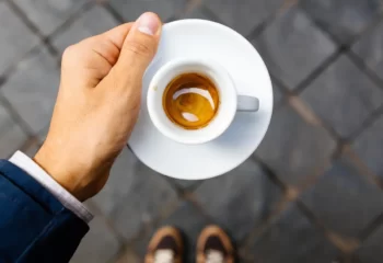عکس قهوه اسپرسور در دستان یک مرد