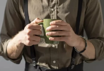 عکس مردی با یک لیوان قهوه