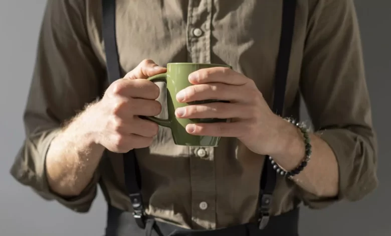 عکس مردی با یک لیوان قهوه