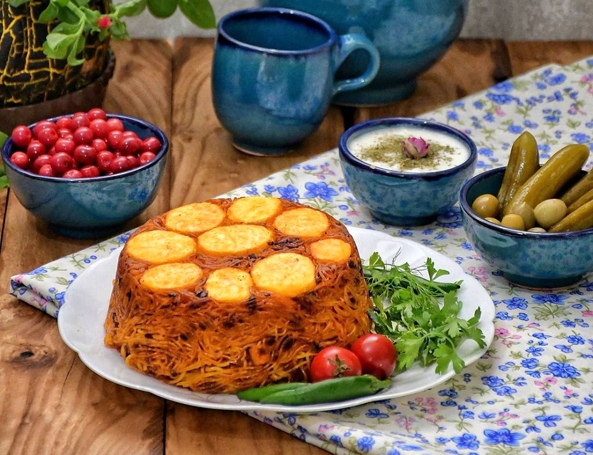 تزئین زیبای یک ظرف ماکارونی با ته دیگ سیب زمینی