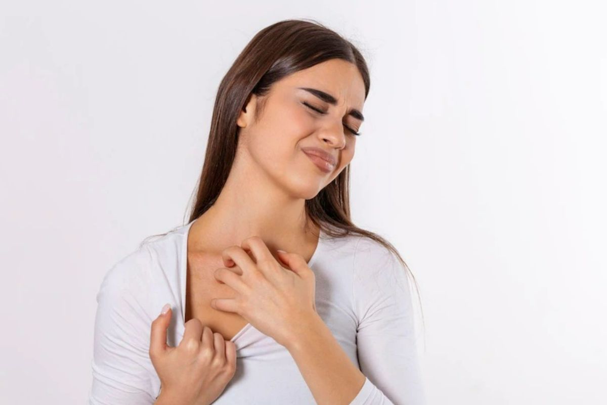عکس زنی در خال خاراندن پوست خشک خود