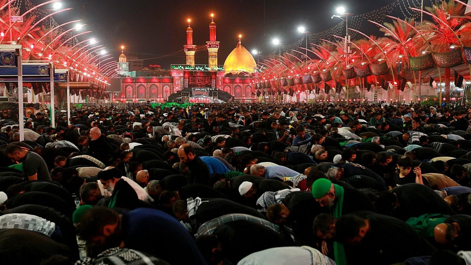 عکس نماز جماعت در بین الحرمین
