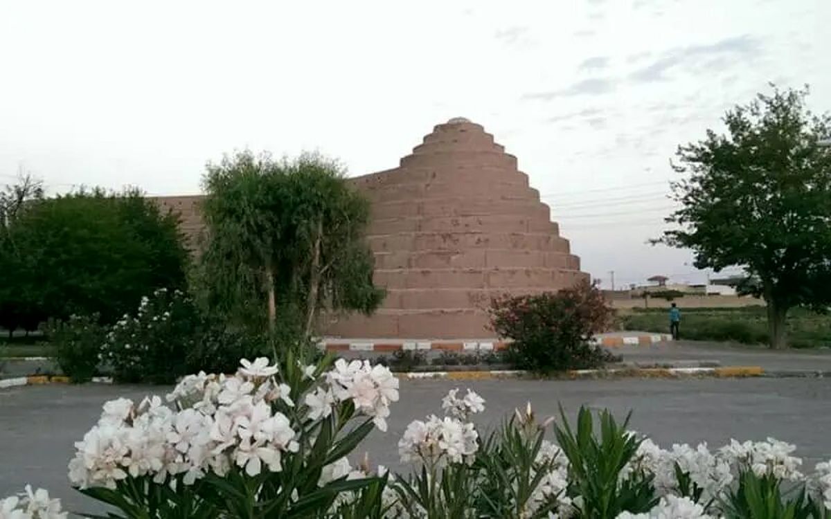 عکس یخدان دوقلو سیرجان در بهار