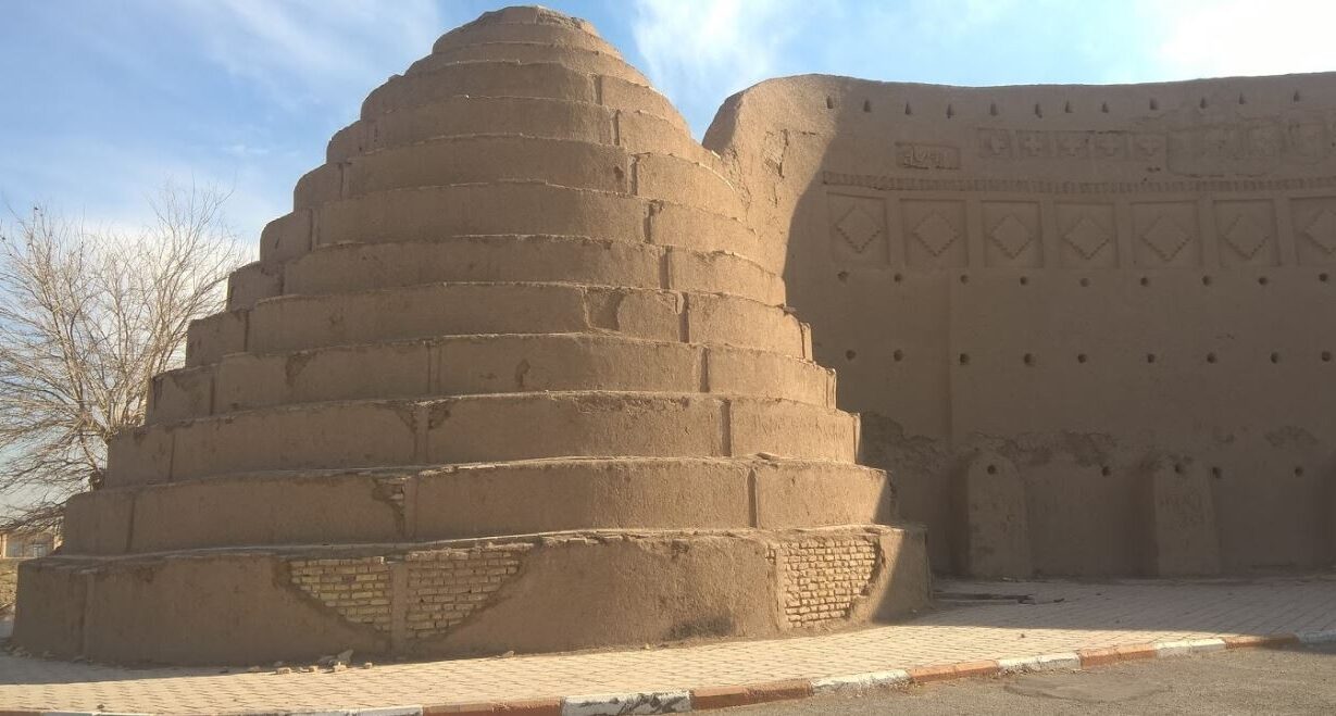 عکس یکی از یخدان های دوقلو سیرجان