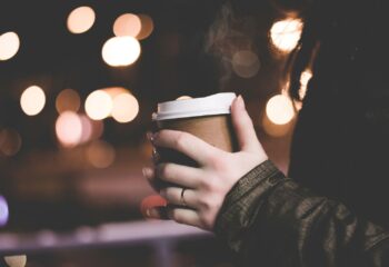 عکس زنی در حال قهوه خوردن در سرمای شب
