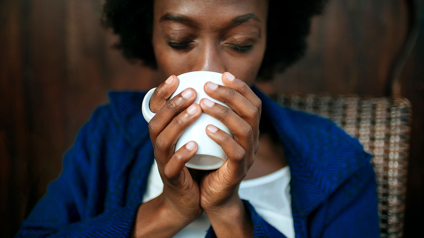 عکس یک زن در حال خوردن قهوه