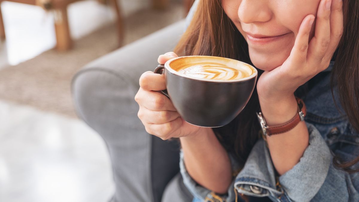 یک زن در حال خوردن قهوه