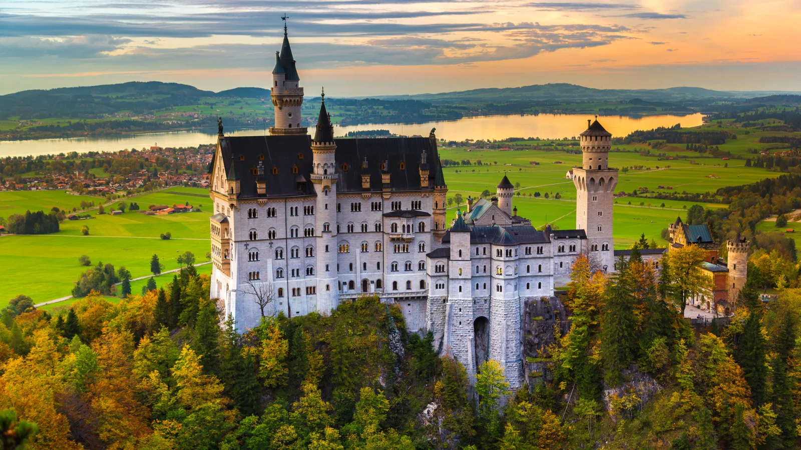 شهر فوسن و قلعه نووشوانشتاین (Füssen with Neuschwanstein Castle)