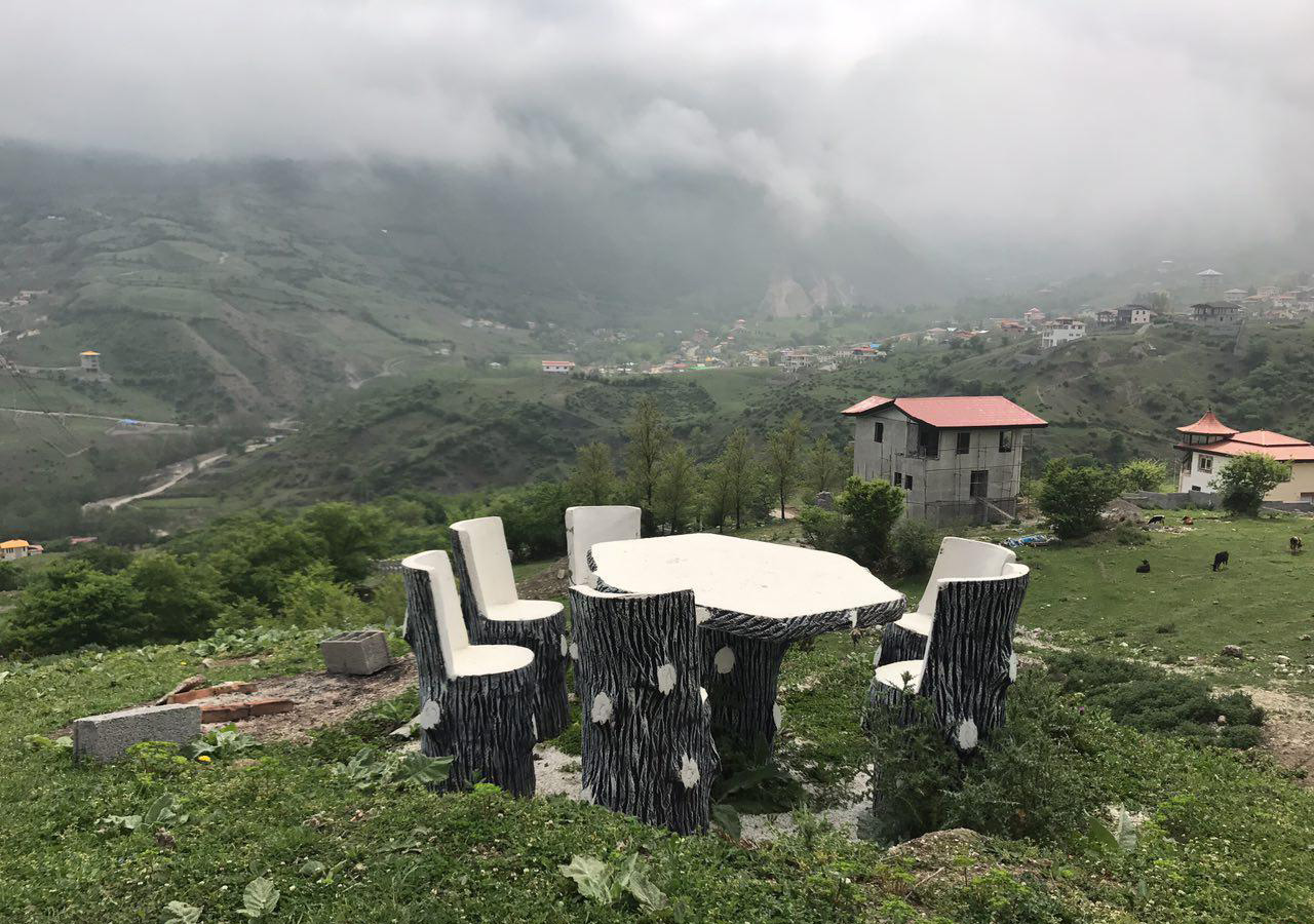 آب گرم لاویج در روستای لاویچ