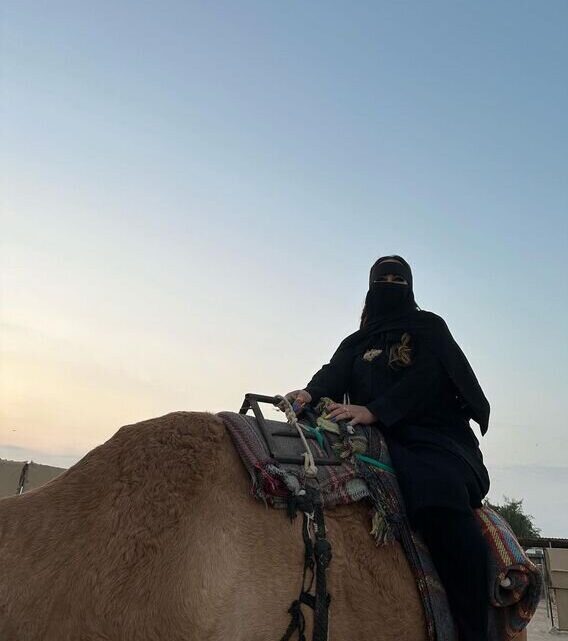 5940987 e1699428201449 تصاویر جنجالی مادر نیمار سوار بر شتر در عربستان!+تغییر عجیب با نقاب و عبا