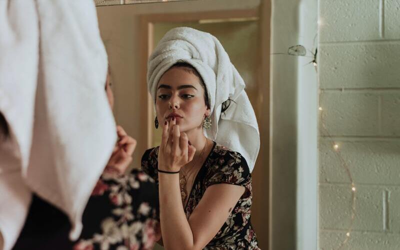 دوش صبحگاهی در روتین دخترانه