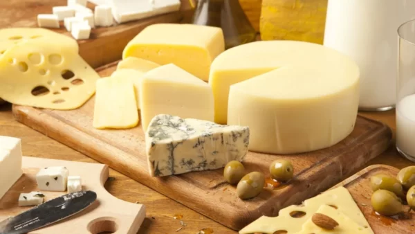 آیا خوردن پنیر باعث خنگی می شود؟