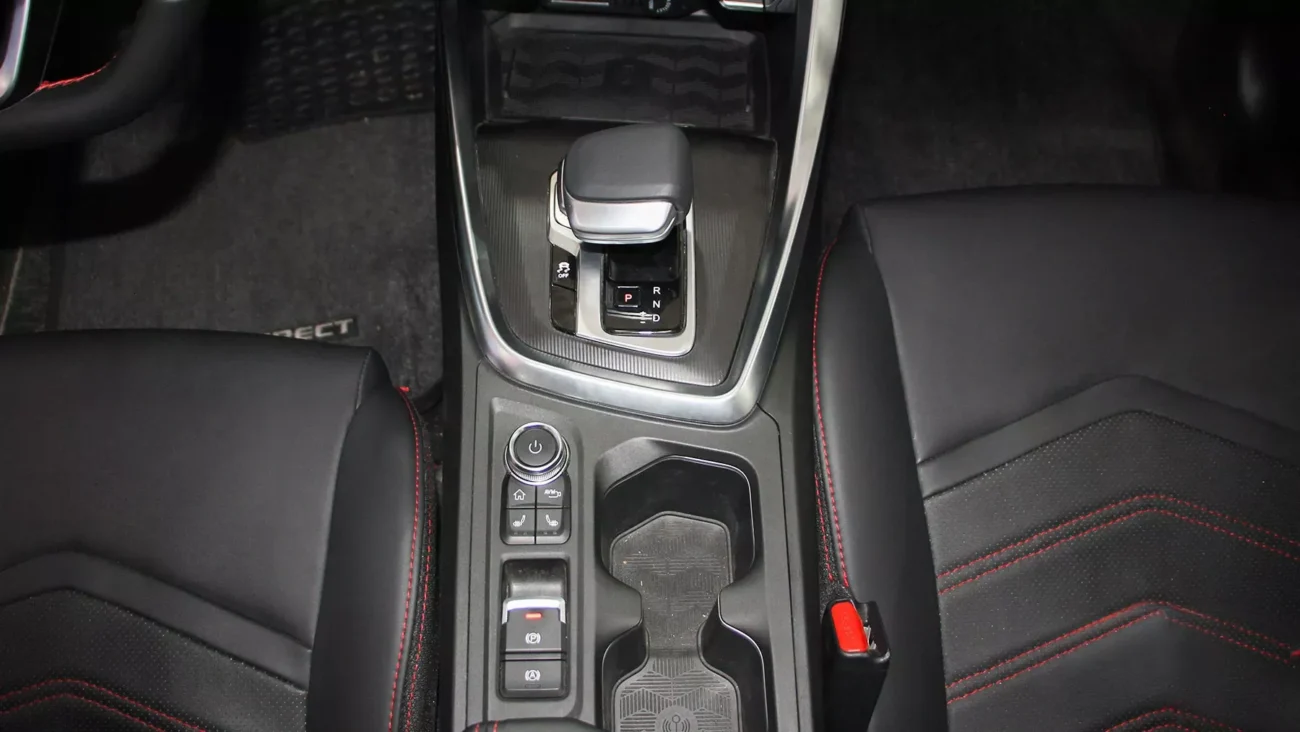فضای کابین جلو و دسته دنده الکتریکی رسپکت تیپ 2