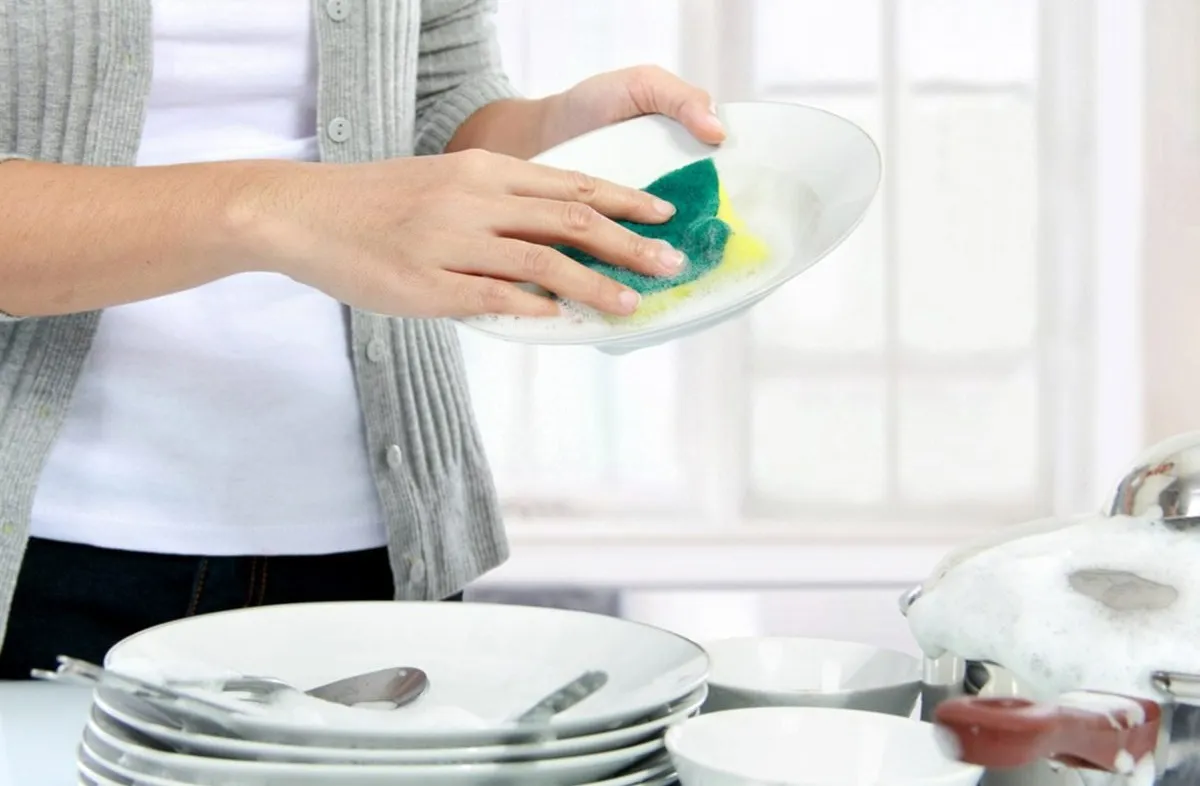 تمیز کردن ظروف چینی و کریستالی