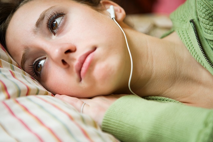 تاثیر گوش دادن به موسیقی غمگین بر روی احساسات افراد