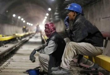 دو کارگر خسته در مترو تهران