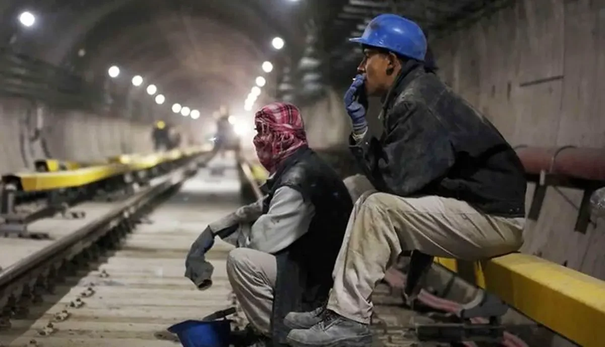 دو کارگر خسته در مترو تهران