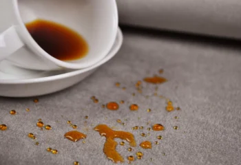 روش های پاک کردن لکه چای از روی مبل