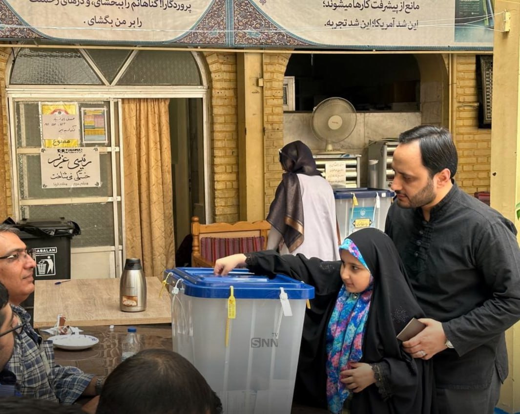 حمید نوری به همراه خانواده در مسجد النبی هفت حوض رای خود را به صندوق انداخت​