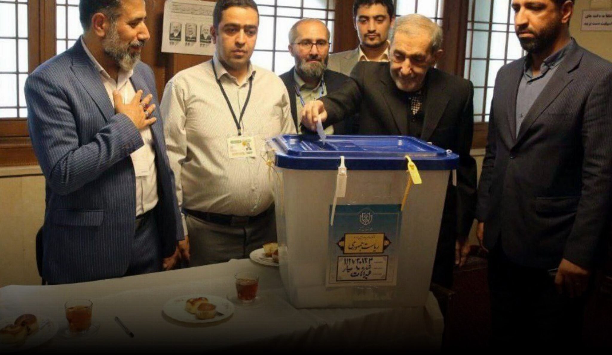 لحظاتی پیش موسوی خوئینی‌ها در چهاردهمین انتخابات ریاست جمهوری در شعبه ۱۲۶ شمیرانات شرکت کرد