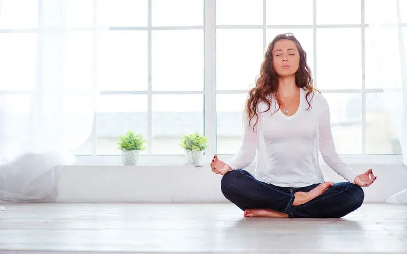 how to meditate 1.jpg 17 راهکار مؤثر برای افزایش تمرکز در محیط کار