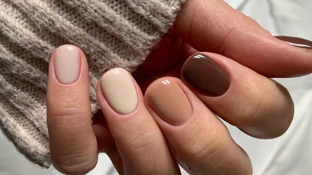 nude light to dark brown nail po رنگ های ترند ناخن برای پاییز و زمستان 1403