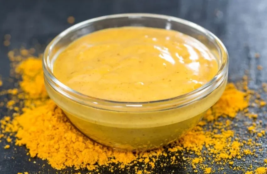 با سرکه e1732509805834 برطرف کردن خط و خش شیشه با این 9 روش‌ خانگی و مؤثر
