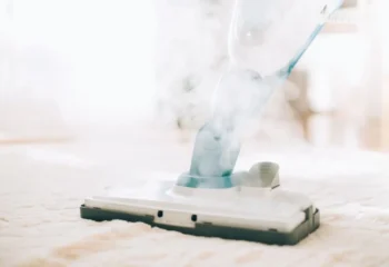 Cleaning the carpet with a steam 15 علت بخار نکردن بخارشوی + نکاتی برای جلوگیری از این مشکل