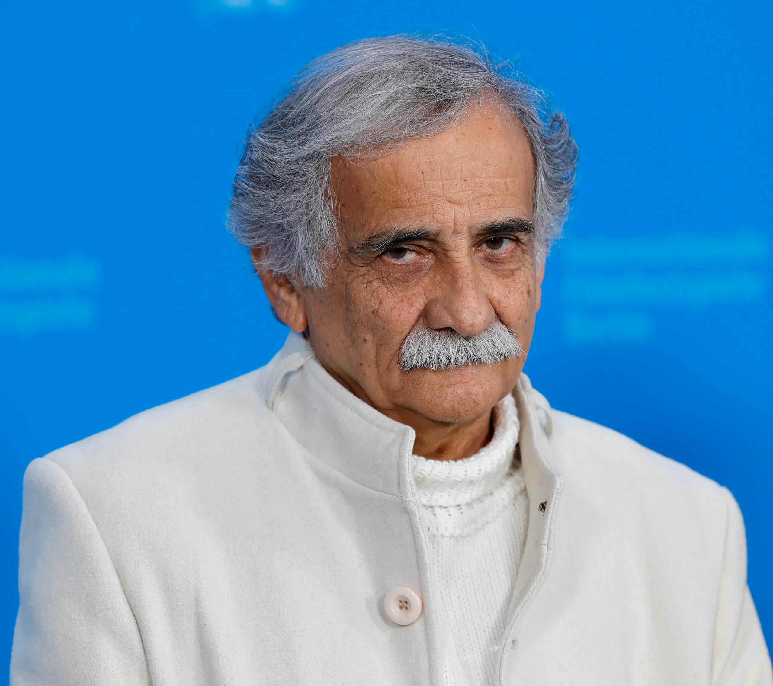 اسماعیل محرابی با کت و باف سفید