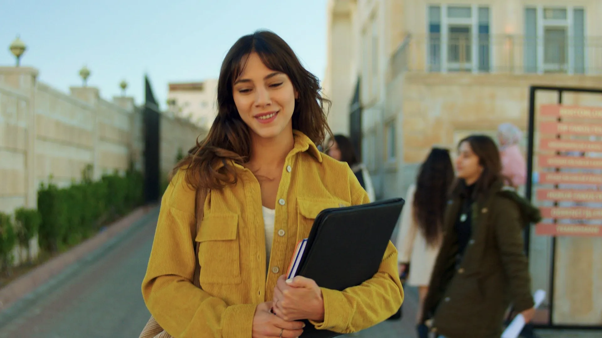 بیوگرافی دیلین دوجر در نقش زرین آلبورا