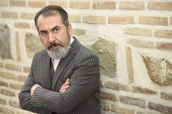 سیامک انصاری با کت و شلوار راه راه