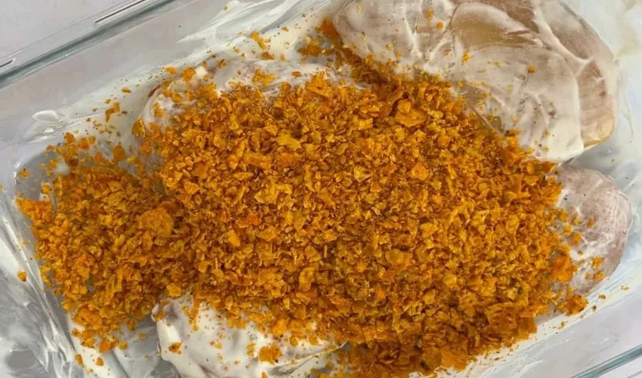 طعم دار کردن مرغ با ماست یونانی و چیپس