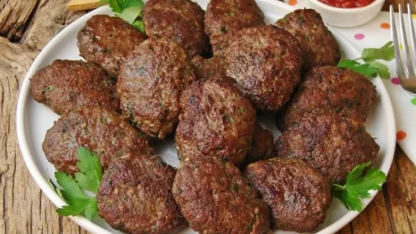 طرز تهیه شامی کباب با گوشت چرخ کرده- کوبیده روی بشقاب